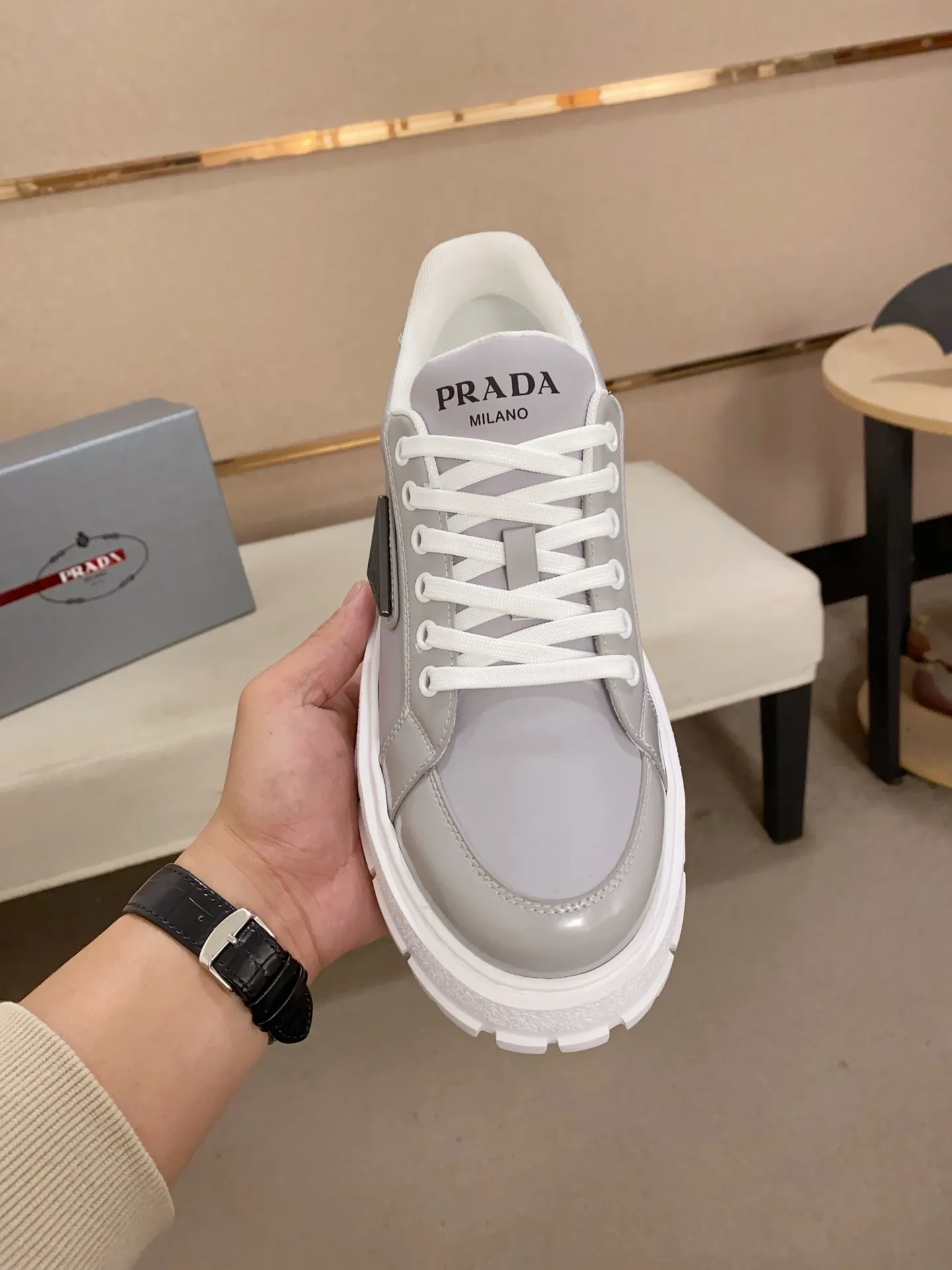 Men's shoes 💰 580💰 ✔️✔️✔️Higher version High-quality new PRADA (Prada) counters are launched simultaneously. The new men's shoes and 😘 fabrics are made of high-tech glue-spraying technology. Lining: Full cowhide lining. 👍🏿 High-end ☄️ Air-cushion molded anti-slip foam outsole, exquisite lines, simple and elegant, comfortable and high-end for leisure travel. Code number: 38 to 44 (45 can be customized and cannot be returned or exchanged)